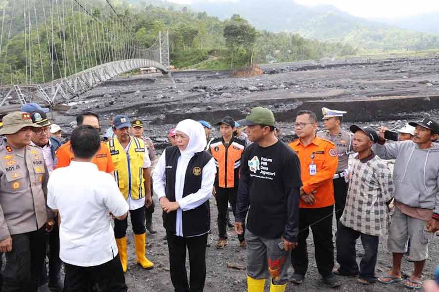 Gubernur Khofifah saat meninjau jembatan yang putus akibat banjir lahar dingin di Kabupaten Lumajang