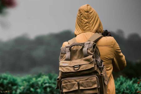 Ilustrasi traveler mengenakan jaket saat menjelajah alam (foto: Aravind Kumar | unsplash)