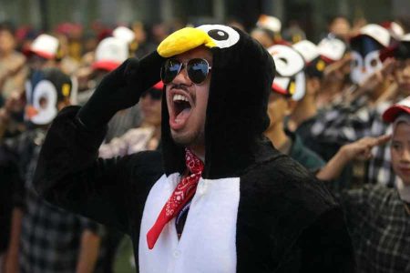 Gaya Pendukung Ganjar dan Mahfud MD dalam Debat Cawapres, Pakai Kostum Pinguin!