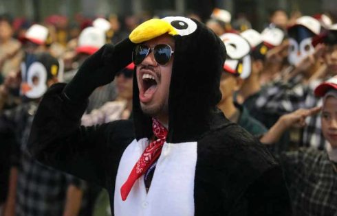 Gaya Pendukung Ganjar dan Mahfud MD dalam Debat Cawapres, Pakai Kostum Pinguin!