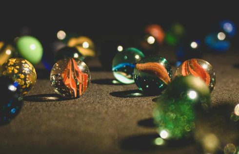 Kelereng, Permainan Tradisional Anak yang Masih Mentereng di Desa Sumberwringin Lumajang Ilustrasi kelereng (foto: Vlad Alexandru Popa | pexels)