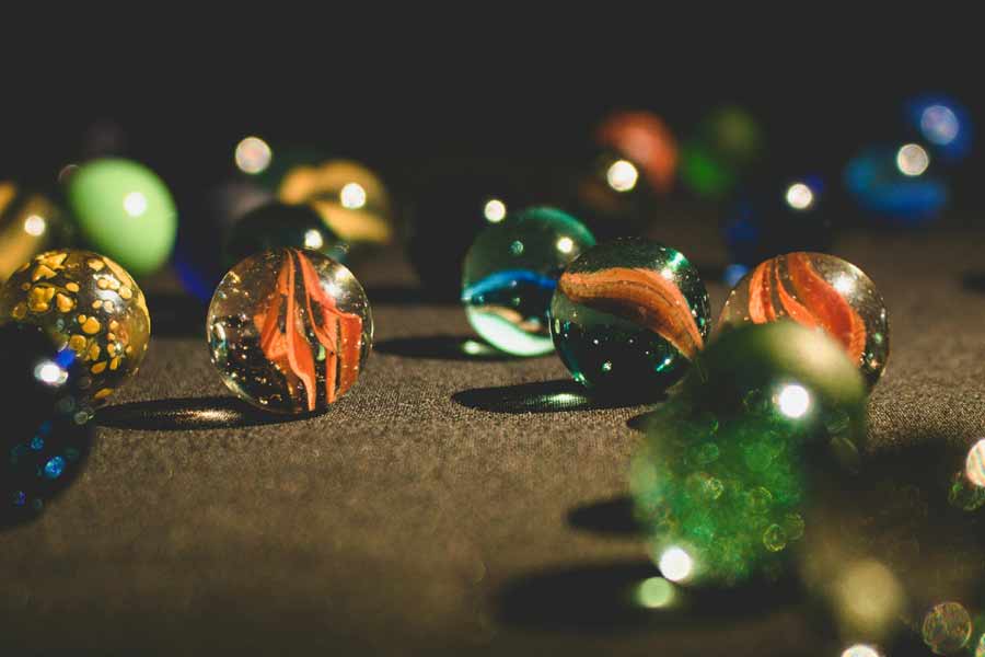 Kelereng, Permainan Tradisional Anak yang Masih Mentereng di Desa Sumberwringin Lumajang Ilustrasi kelereng (foto: Vlad Alexandru Popa | pexels)