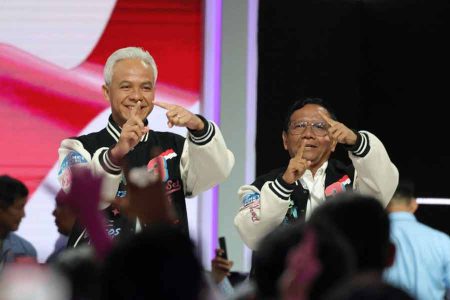 Ganjar-Mahfud Tampil Stylish dengan Jaket Varsity Karya Anak Bangsa di Debat Terakhir