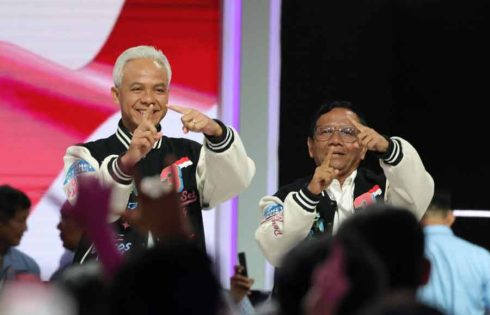 Ganjar-Mahfud Tampil Stylish dengan Jaket Varsity Karya Anak Bangsa di Debat Terakhir
