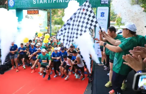 Pj. Gubernur Jatim Berangkatkan Ribuan Peserta Surabaya Medic Air Run 2024