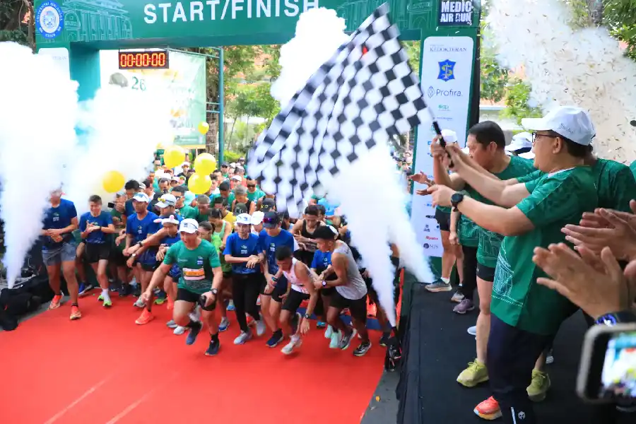 Pj. Gubernur Jatim Berangkatkan Ribuan Peserta Surabaya Medic Air Run 2024