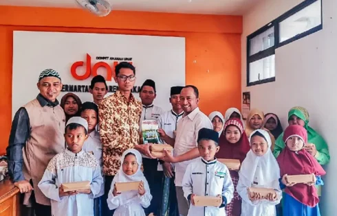 Aksi Solidaritas, IKA Stikosa Bagikan Paket Makan Siang untuk Anak Yatim Piatu Jawa Timur