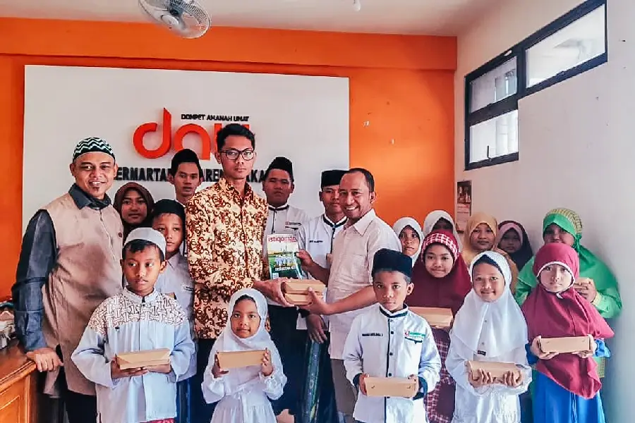 Aksi Solidaritas, IKA Stikosa Bagikan Paket Makan Siang untuk Anak Yatim Piatu Jawa Timur