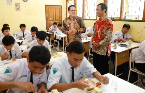 Pj Gubernur Jatim Pantau Uji Coba Program Makan Bergizi Gratis di Surabaya