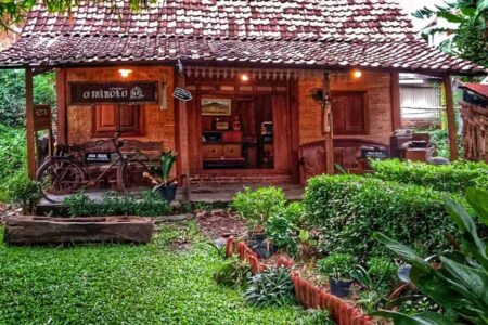 Dapoer Oemoem, Sajian Jawa Klasik di Sudut Kota Surabaya Joglo di Dapoer Oemoem di Surabaya