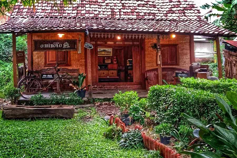 Dapoer Oemoem, Sajian Jawa Klasik di Sudut Kota Surabaya Joglo di Dapoer Oemoem di Surabaya