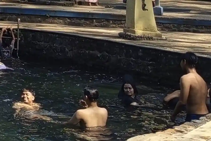Pemandian Alam Banyu Biru di Desa Sumberejo, Kecamatan Winongan, Kabupaten Pasuruan, Jawa Timur (foto: Tiara Aydin Sava)