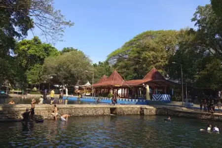 Pemandian Alam Banyu Biru di Desa Sumberejo, Kecamatan Winongan, Kabupaten Pasuruan, Jawa Timur (foto: Tiara Aydin Sava)