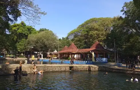 Pemandian Alam Banyu Biru di Desa Sumberejo, Kecamatan Winongan, Kabupaten Pasuruan, Jawa Timur (foto: Tiara Aydin Sava)