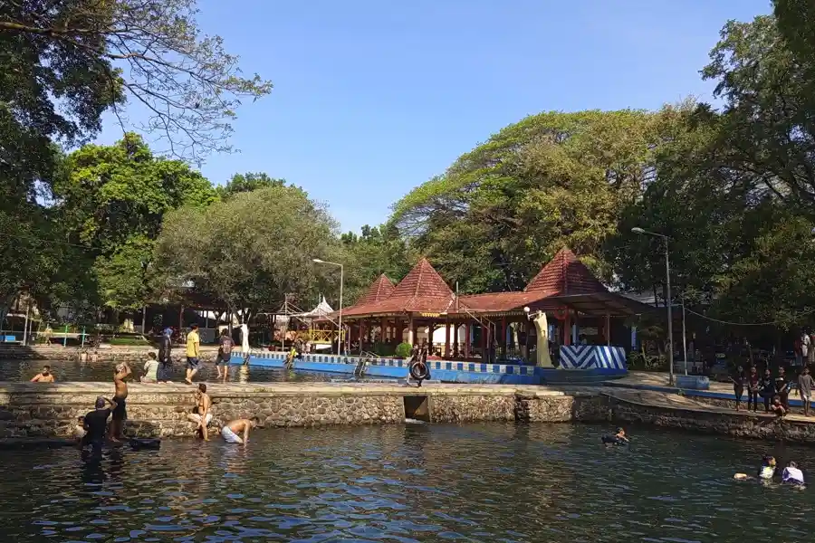 Pemandian Alam Banyu Biru di Desa Sumberejo, Kecamatan Winongan, Kabupaten Pasuruan, Jawa Timur (foto: Tiara Aydin Sava)