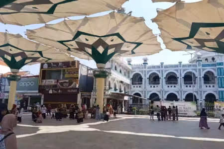 Payung Madinah di depan Masjid Agung Al Anwar, Pasuruan (foto: Tiara Aydin Sava)