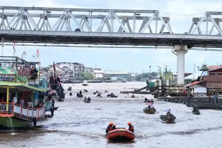 Karnaval Air Meriahkan Hari Jadi ke-254 Pontianak: Refleksi Sungai, Budaya, dan Persatuan Karnaval air di Sungai Kapuas rayakan Hari Jadi ke-254 Pontianak, simbol persatuan, budaya Melayu, dan semangat pembangunan berkelanjutan.