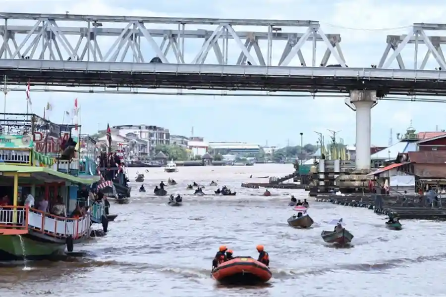 Karnaval air di Sungai Kapuas rayakan Hari Jadi ke-254 Pontianak, simbol persatuan, budaya Melayu, dan semangat pembangunan berkelanjutan.