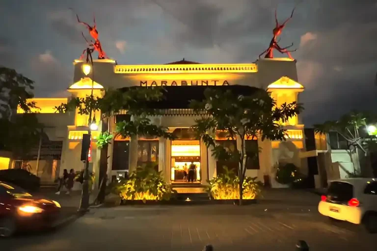 Gedung Marabunta Semarang, peninggalan teater era kolonial, kini disulap menjadi resto dan bar mewah yang mempertahankan keaslian arsitektur bersejarahnya.