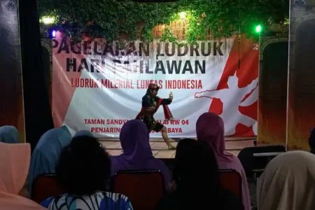 Tari Remo membuka Pementasan Ludruk The Luntas di Surabaya (foto: Tiara Aydin Sava/indonesiaimages.net)