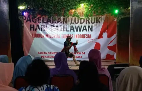 Tari Remo membuka Pementasan Ludruk The Luntas di Surabaya (foto: Tiara Aydin Sava/indonesiaimages.net)