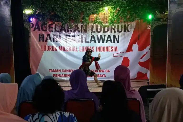 Tari Remo membuka Pementasan Ludruk The Luntas di Surabaya (foto: Tiara Aydin Sava/indonesiaimages.net)