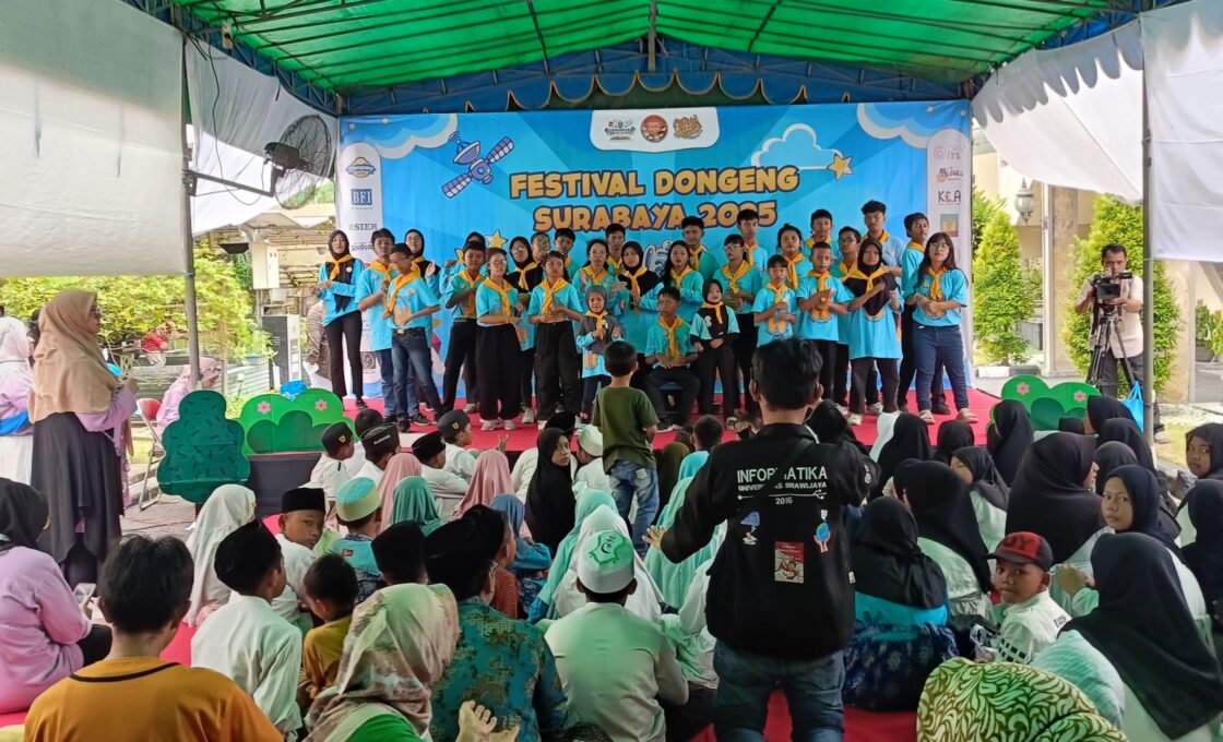 Festival Dongeng Surabaya 2025 Konsisten Dorong Minat Baca Sejak Dini Komunitas Kumpul Dongeng Surabaya menggelar Festival Dongeng Surabaya 2025, di Perpustakaan Daerah (Perpusda) Jatim, Minggu (30/11).Foto: Ismuntoro/Indonesia Images
