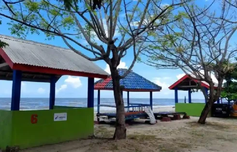 PHE OSES mendukung pengembangan wisata Pantai Kerang Mas Lampung Timur melalui pembangunan 10 gazebo untuk meningkatkan kenyamanan dan ekonomi desa.