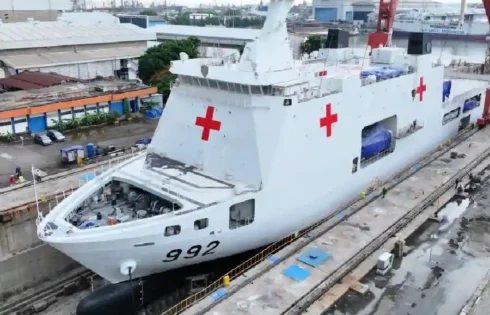 Penugasan KRI dr. Radjiman Wedyodinigrat menunjukkan pentingnya armada maritim Indonesia dalam mendukung layanan medis dan logistik saat bencana.