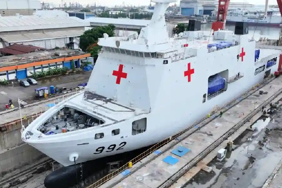 KRI RJW-992 Tegaskan Peran Armada Maritim dalam Penanganan Bencana di Sumatera Penugasan KRI dr. Radjiman Wedyodinigrat menunjukkan pentingnya armada maritim Indonesia dalam mendukung layanan medis dan logistik saat bencana.