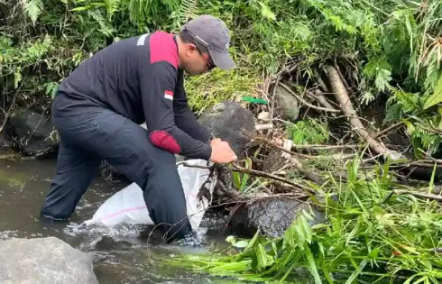 Gotong Royong Bersihkan Sungai Tepus, Wukirsari Perkuat Komitmen Pelestarian Lingkungan Warga Wukirsari bersama DLH Sleman bersihkan Sungai Tepus. Aksi ini dorong kesadaran lingkungan dan cegah risiko banjir.