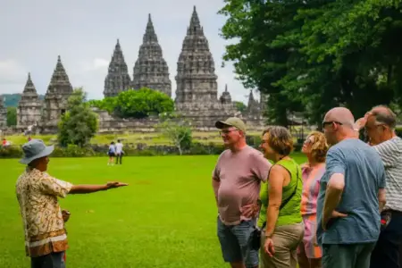 Wisatawan manca negara di Candi Prambanan