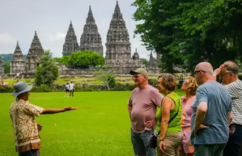 Menpar Widiyanti Pastikan Kesiapan Prambanan dan Stasiun Tugu Jelang Libur Sekolah, Soroti Keamanan dan Kenyamanan Wisatawan Wisatawan manca negara di Candi Prambanan